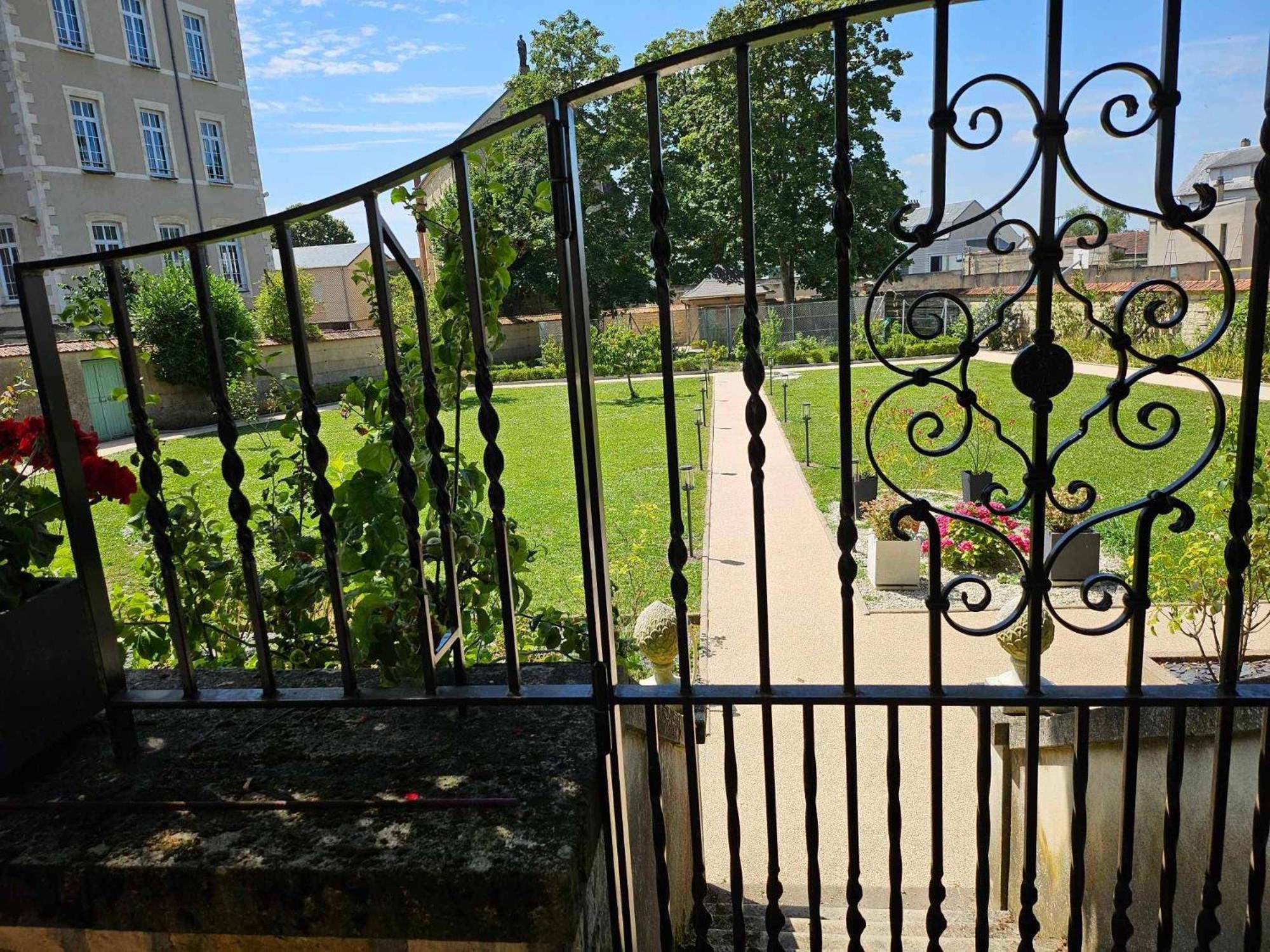 Chambres D'Hotes De Luxe Cote Parc-Cote Jardin Avec Parking Prive Gratuit Nevers Exterior photo
